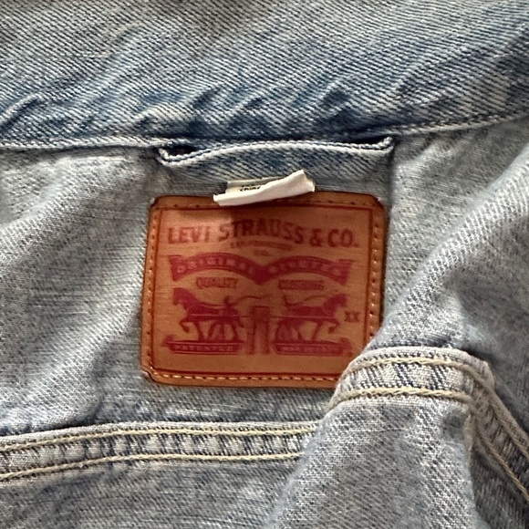 Levi’s Classic Denim Jacket - Medium - Picture 7 of 8